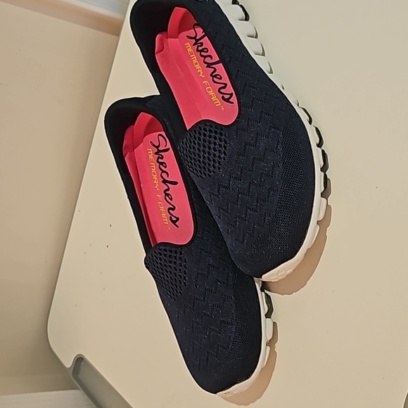 Woman Skechers memory foam US7.5 Slip on ultra lightweight - Picture 7 of 10